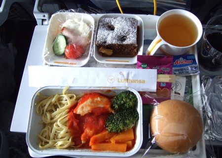 غذاهایی که هرگز نباید در هواپیما بخورید