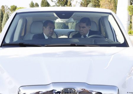 چرا فقط خودروهای سفید در ترکمنستان اجازه تردد دارند؟