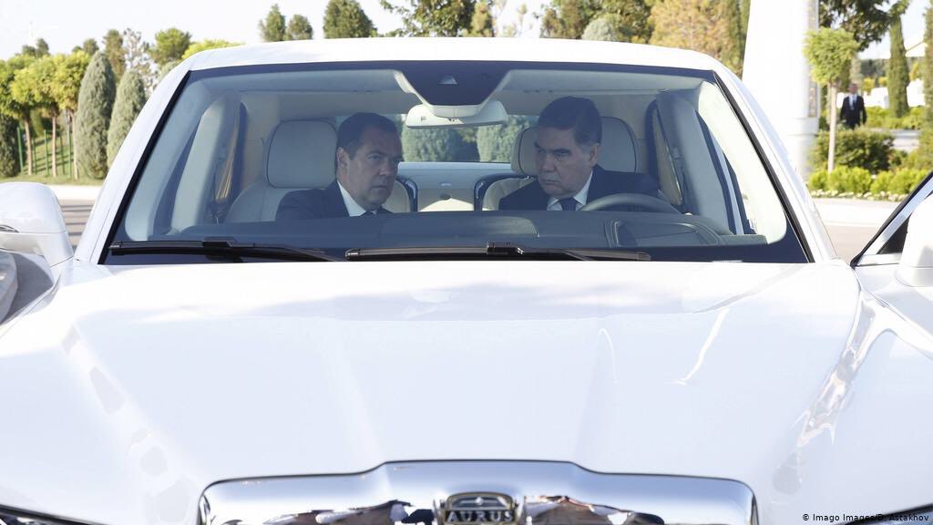 چرا فقط خودروهای سفید در ترکمنستان اجازه تردد دارند؟