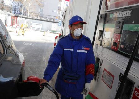 چین قیمت بنزین را از امروز پایین می‌آورد