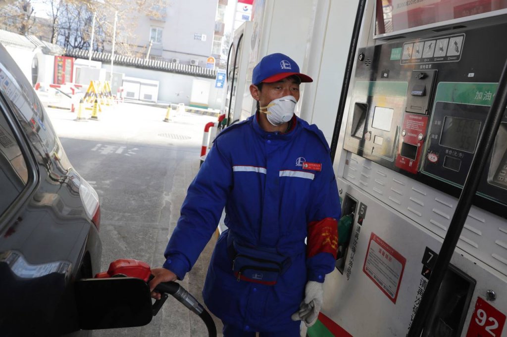 چین قیمت بنزین را از امروز پایین می‌آورد