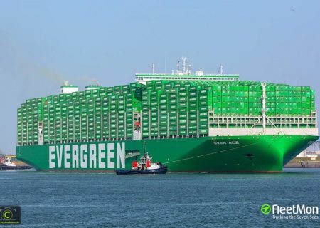 پهلوگیری بزرگترین کشتی کانتینری جهان در بندر هامبورگ