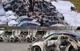 به آتش کشیدن خودروهای تسلا در آلمان در اعتراض به ایلان ماسک