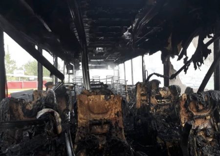 حریق شدید اتوبوس رنو در محور فومن-سراوان